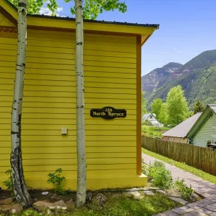 telluride summer haus pathway view