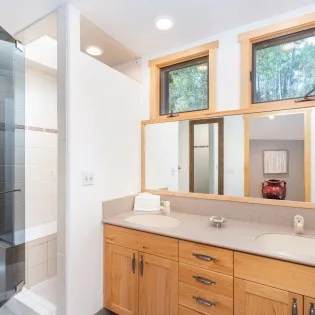 Telluride Polar Queen Master Bathroom