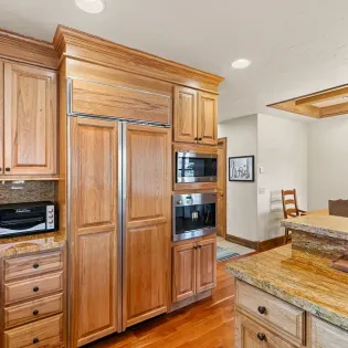 3.3 skiside lorian mountain village kitchen4