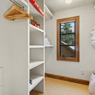 5.7 skiside lorian mountain village walk in closet