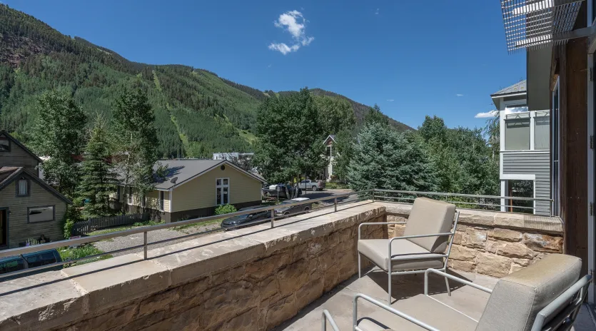 2.4 lorien telluride living room deck3