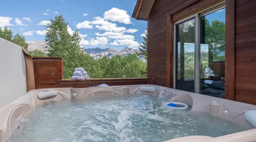 5.2 telluride polar queen hot tub view